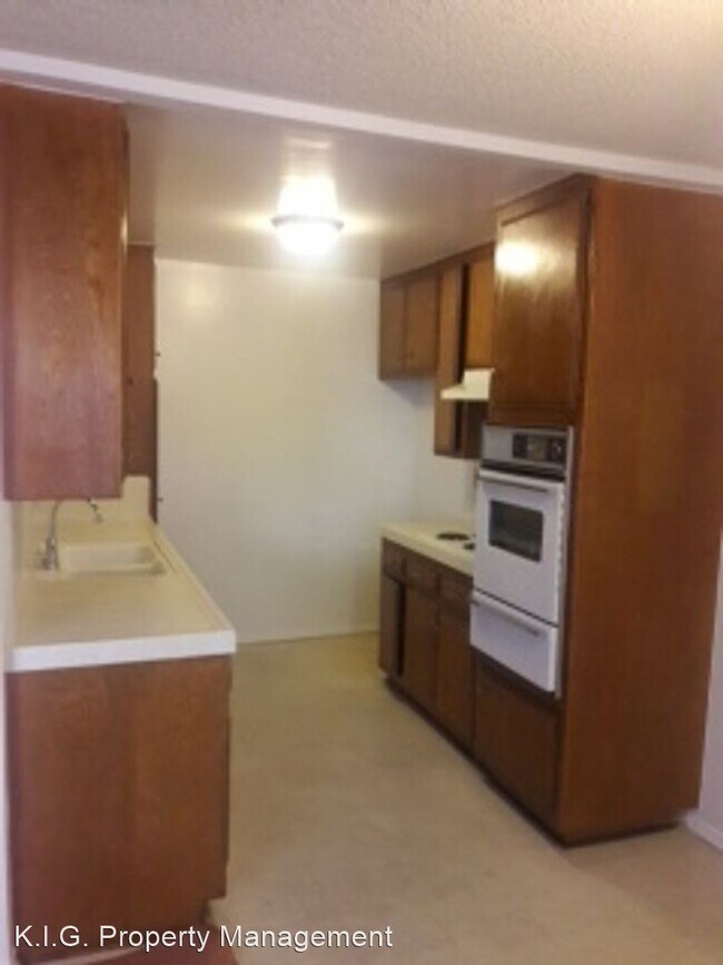Building Photo - 1 br, 1 bath Apartment - 825 S. Bedford St...