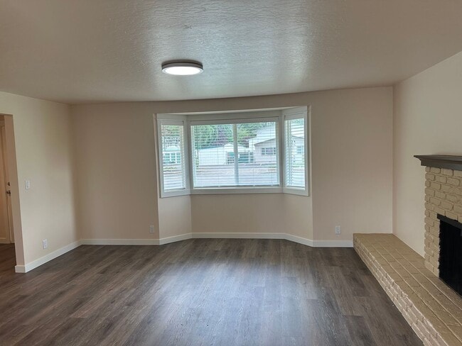 Building Photo - Beautifully updated 3 bedroom 1.5 bath dup...