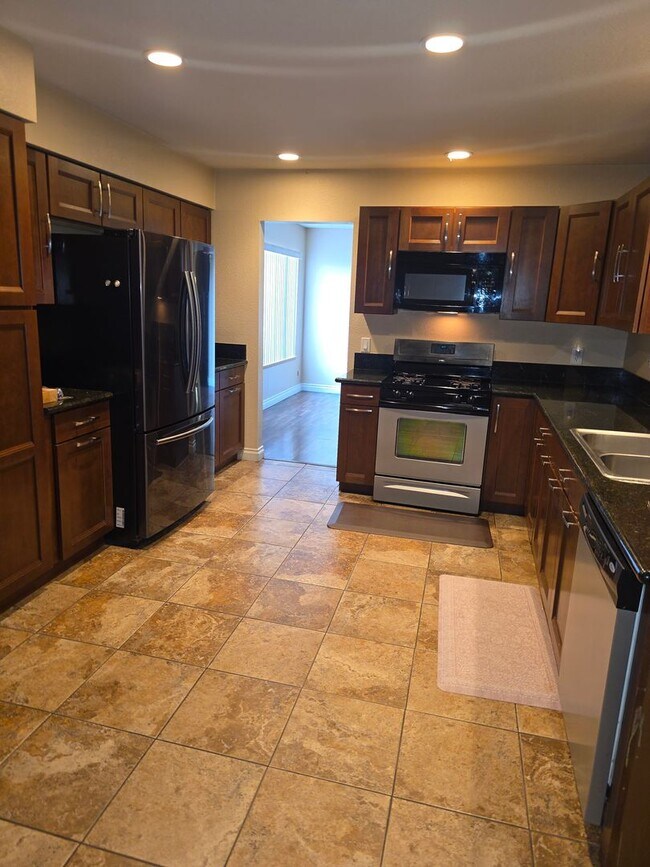 Building Photo - Beautiful 4 bed/ 3 bath POOL Home For Rent