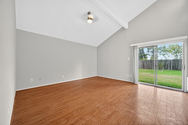 Building Photo - 2042 Hilton Head Dr