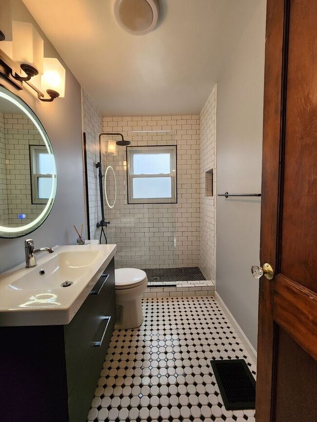 Building Photo - Beautiful and Spacious 3BR 2BA Home w/ Remodeled Kitchen • Patio & Fenced Yard in St. Matthews