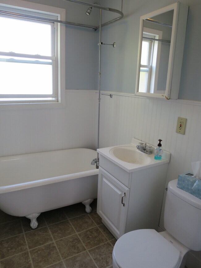 Building Photo - 36 Standish St