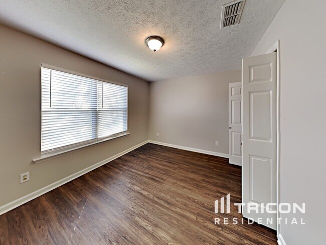 Building Photo - 603 Hounds Run