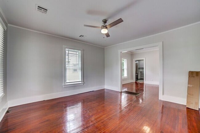 Building Photo - 2/1 Bright and Cheery Home Right Off Downtown!