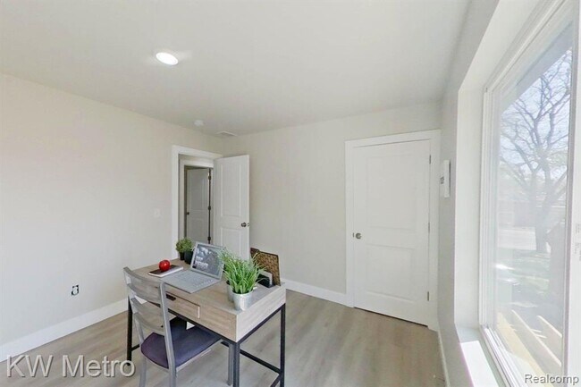 Building Photo - 695 Livernois St