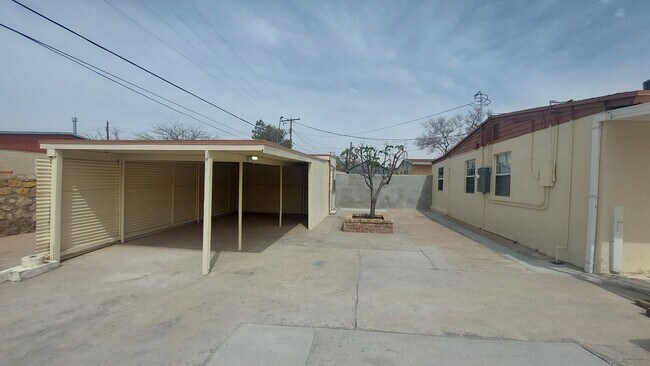 Building Photo - 4 bedroom 2 bathroom home ready now!!!!