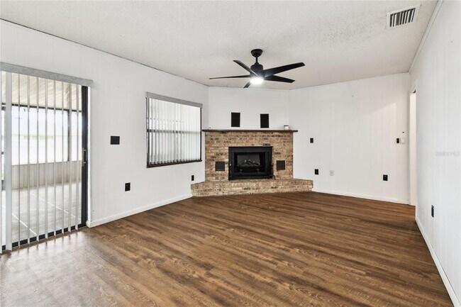 Building Photo - 1102 Shadowbrook Dr N