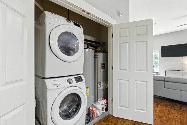 Building Photo - North Thomas 472-492