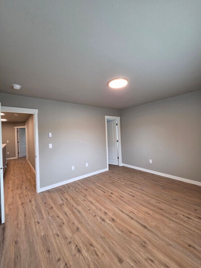 Building Photo - Brand new rental 3 bedroom 2.5 Bath in Centralia