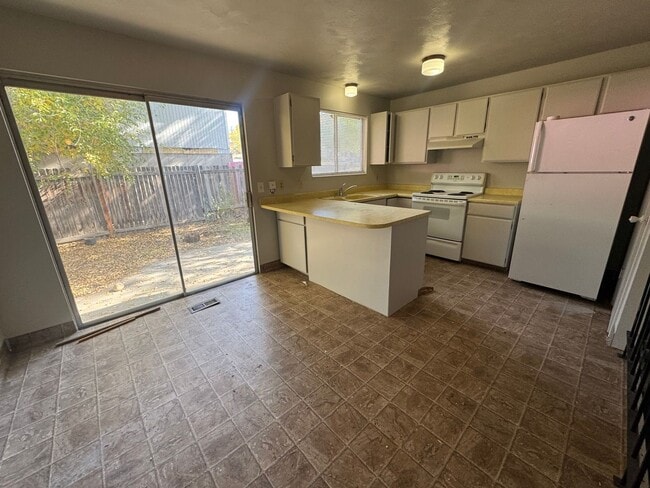 Building Photo - Beautiful Sandy duplex for rent!