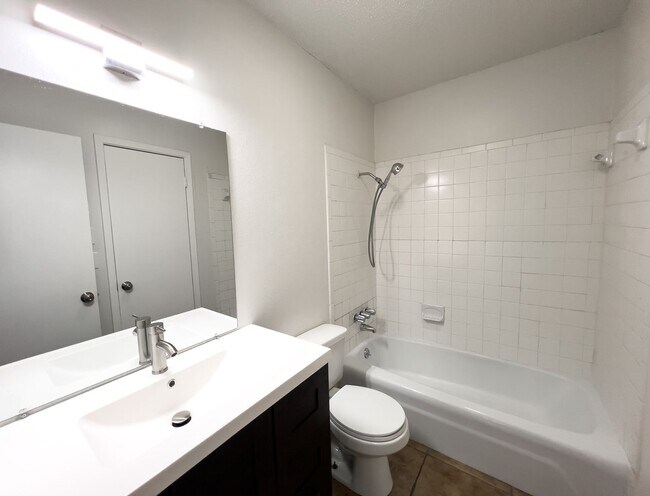 Building Photo - 2 Bed/ 1 Bath With Easy Access to 183/290 ...
