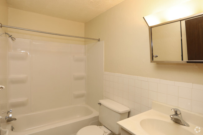 2BR, 1BA - 802 SF - Highland Park Apartments