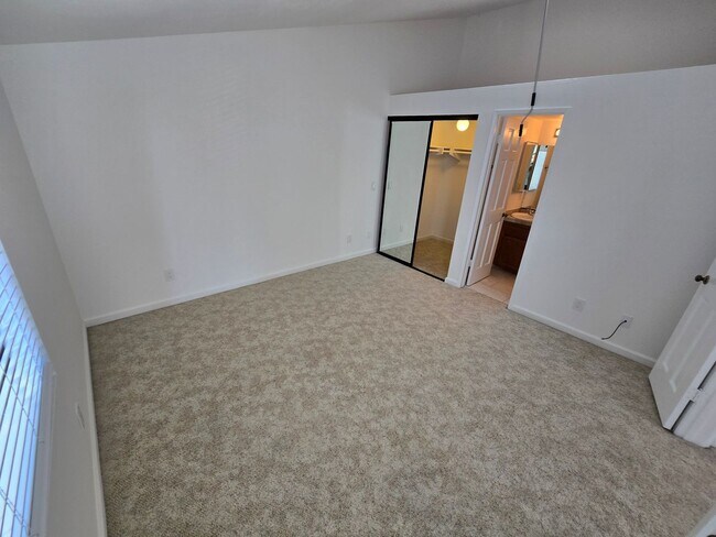 Building Photo - 2 Bed, 2.5 Bath Townhome in Pacific Beach