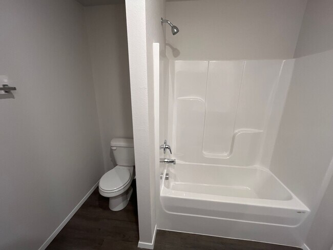 Building Photo - **St Patrick's Day Deal!** NEWER Three Bed...