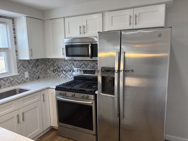 Building Photo - 321 Budlong Rd