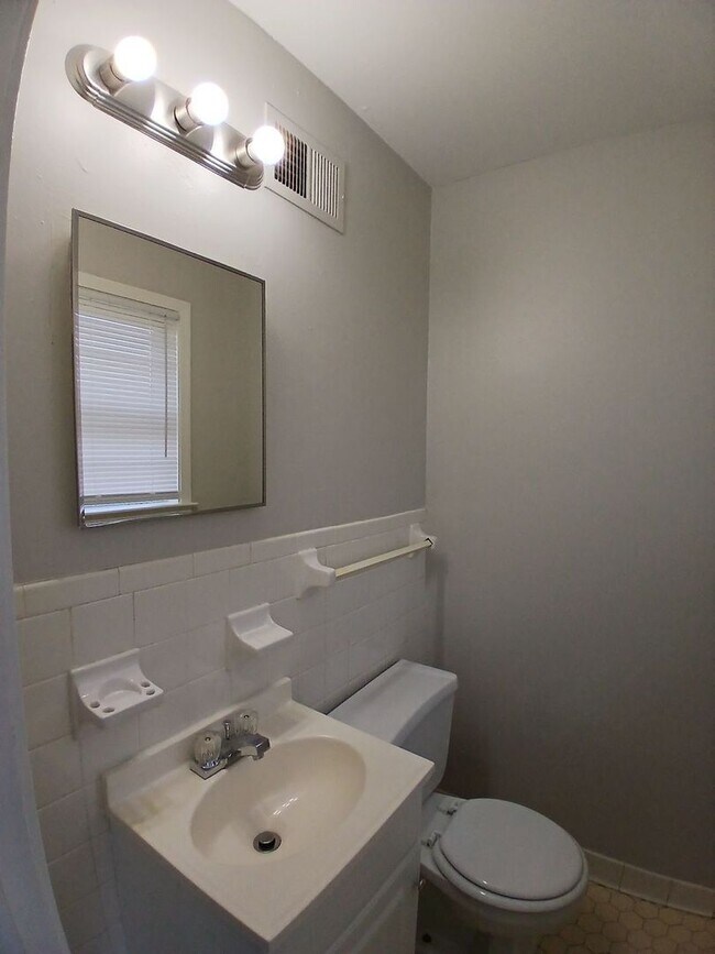 Building Photo - Discover this move-in ready 3-bedroom, 1.5...