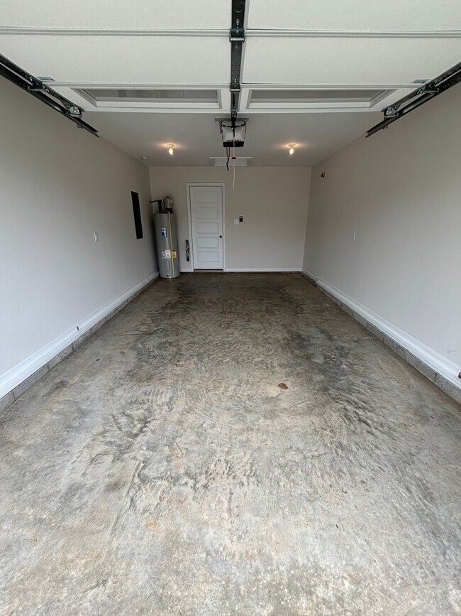 Building Photo - Charming Home in Sango!