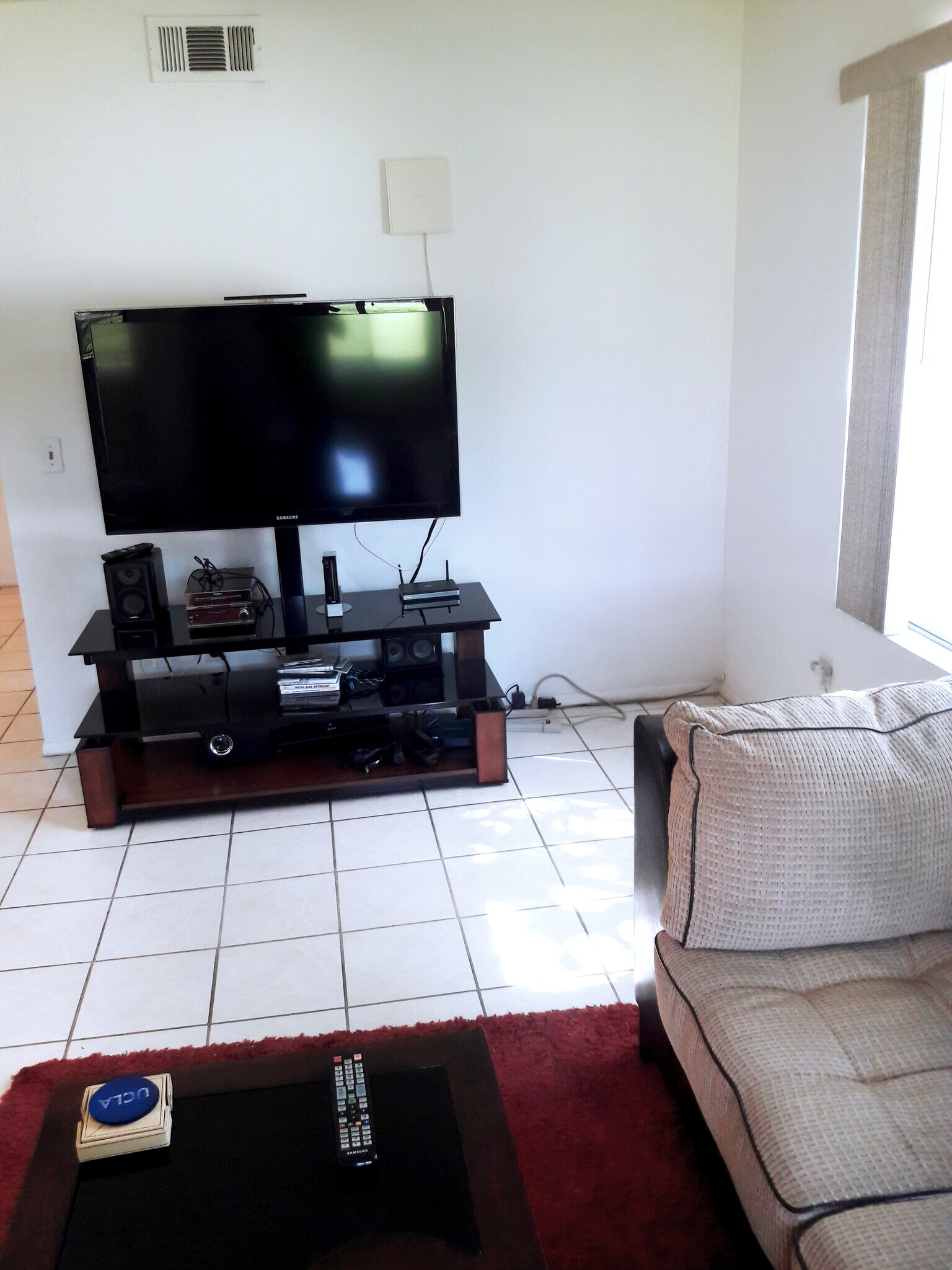 Livingroom - 2339 Lillyvale Ave