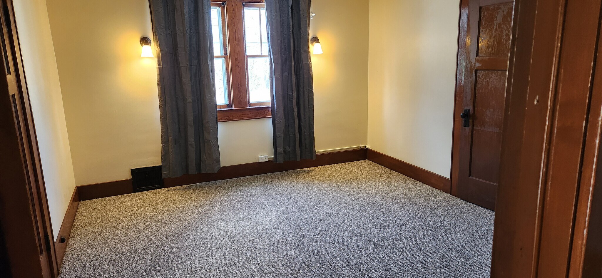 Building Photo - 420 N Main St