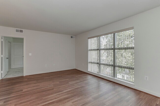 Building Photo - 905 N Jackson St