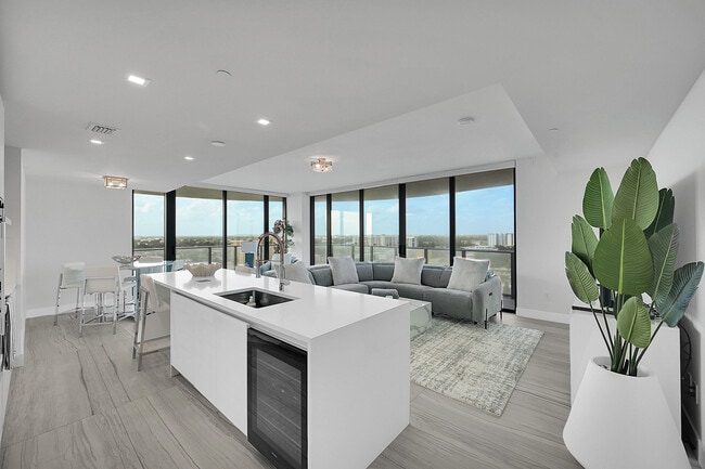 Building Photo - 730 N Ocean Blvd