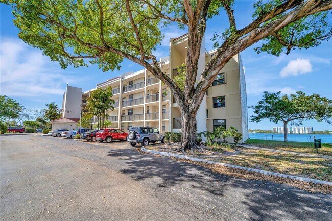 Building Photo - 117 Lake Emerald Dr