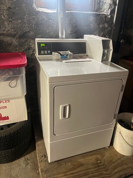 Building Photo - 100 Capen St