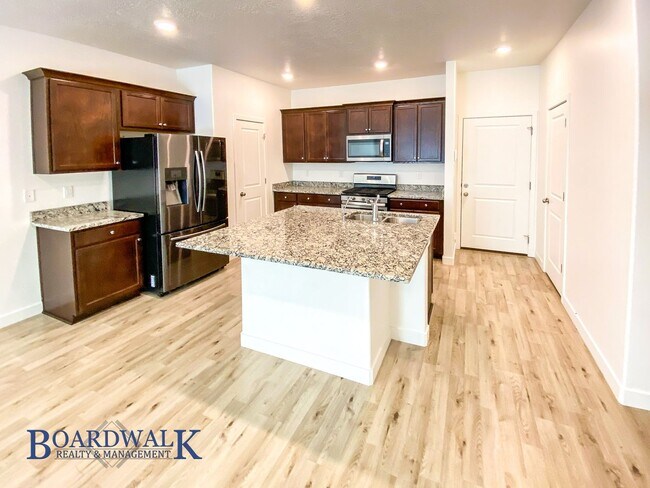 Building Photo - Beautiful 4 bedroom Townhome in West Valley!