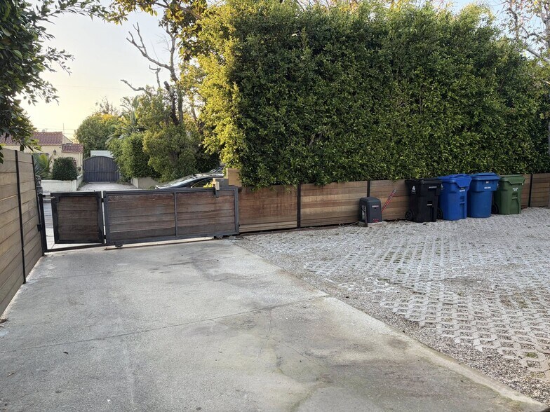 Building Photo - 832 N Las Palmas Ave