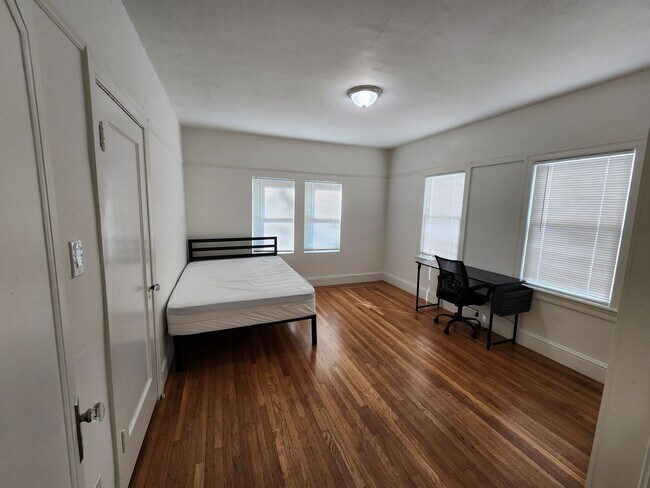 Building Photo - Private Bedroom Near UC Berkeley Campus