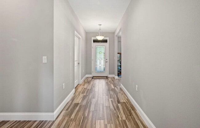 Building Photo - Solar-Powered 4BR Home Near Eglin & Hurlburt AFB– Fort Walton Beach!