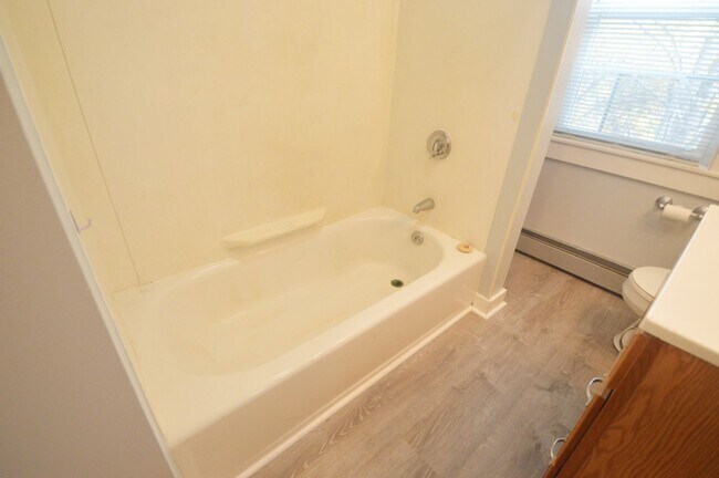 Building Photo - 38 Cascade St