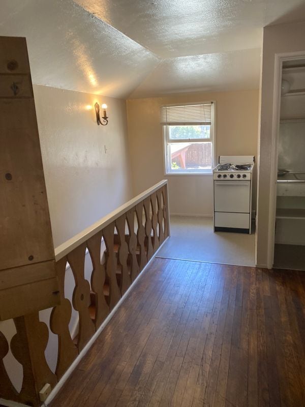 Building Photo - 618 Benton St