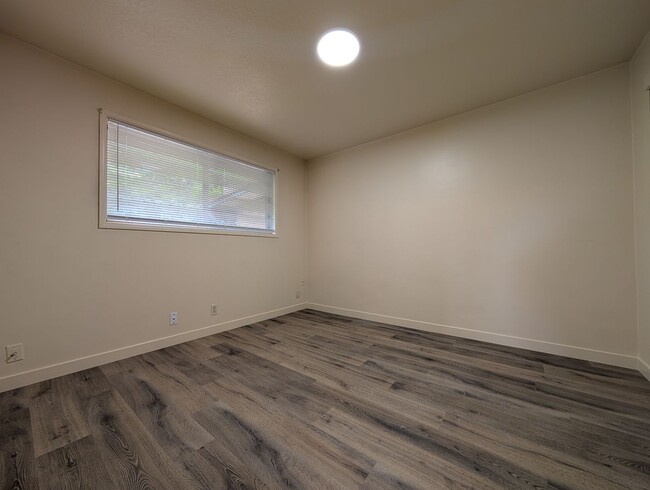 Building Photo - 2-Bedroom, 1-Bath Duplex In The Friendly Street Area In Eugene!