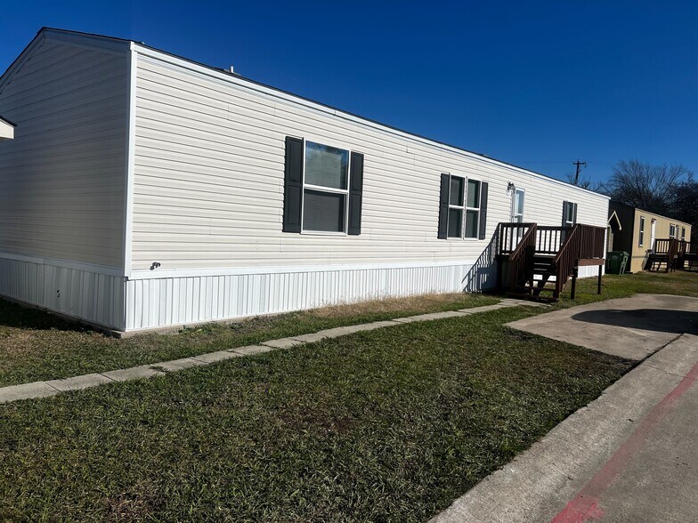 Building Photo - 709 N Collins Fwy