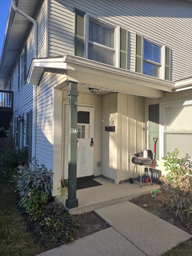 Primary Photo - 877 Wellington Ave