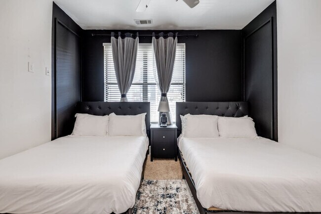 Building Photo - 5250 Town and Country Blvd