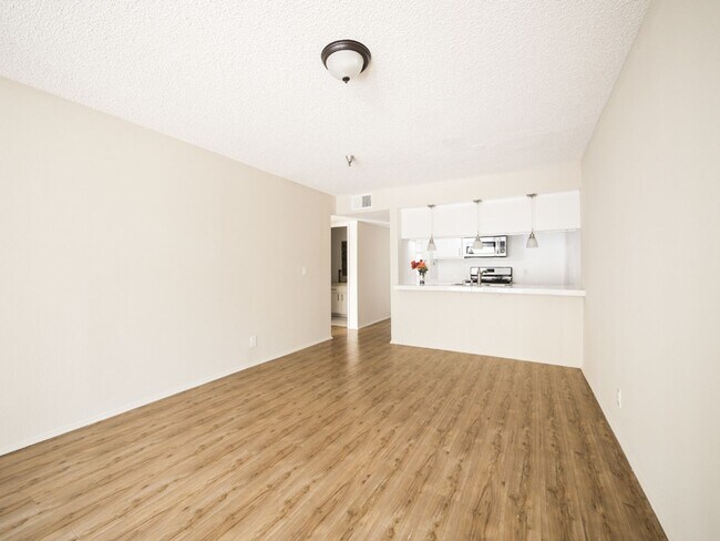 Interior Photo - 400-420 N. Oakland Ave