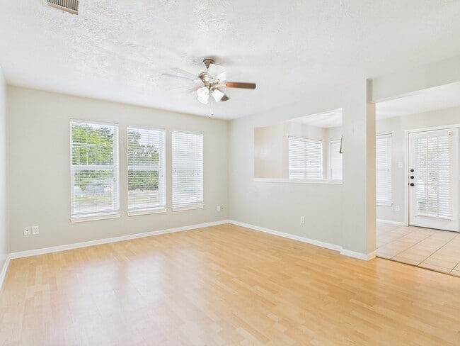 Building Photo - 1812 W Villa Maria Rd