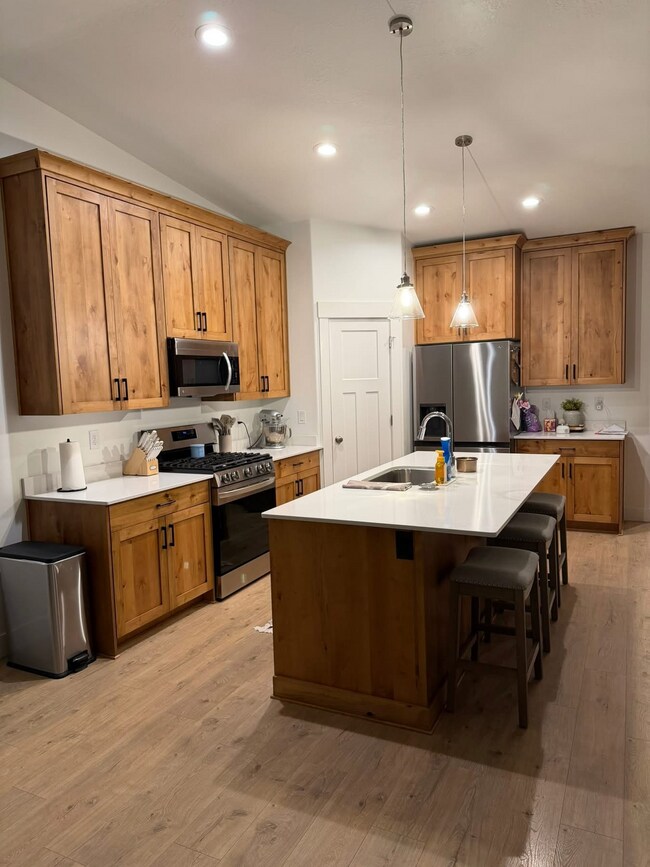 Building Photo - 695 E Vis Ln