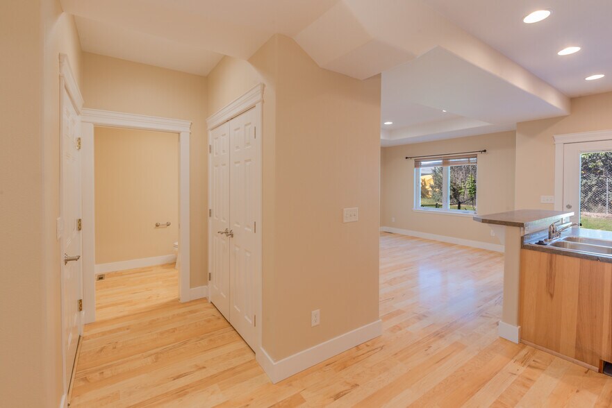 Building Photo - 1035 Road Runner St.