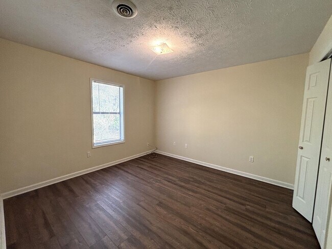 Building Photo - EAST PACES DR - 250/252