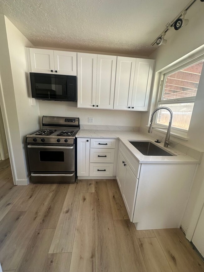 Building Photo - GET $500 OFF THE FIRST MONTHS RENT!!!!