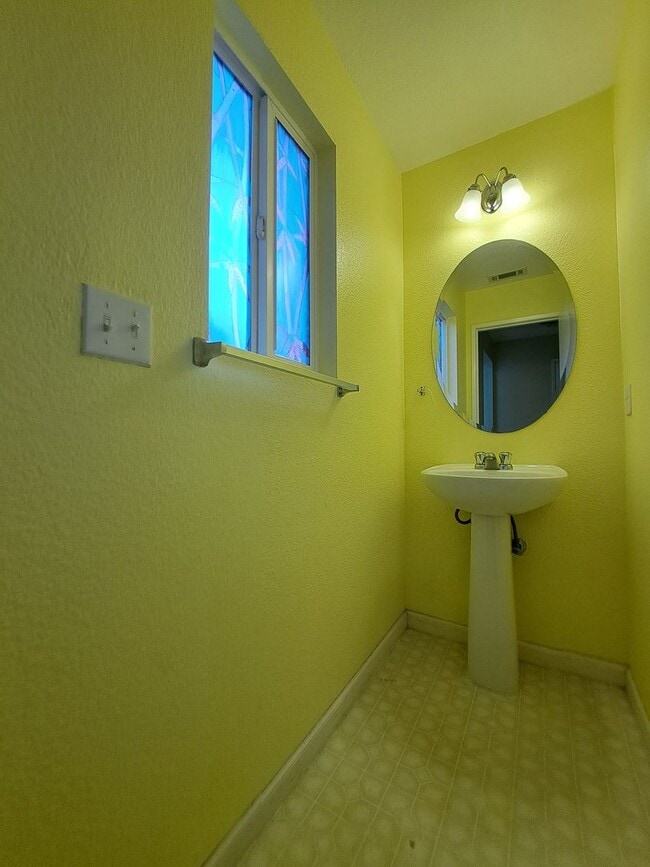 Building Photo - Expansive 3 bedroom/2.5 Bath Home in Corde...