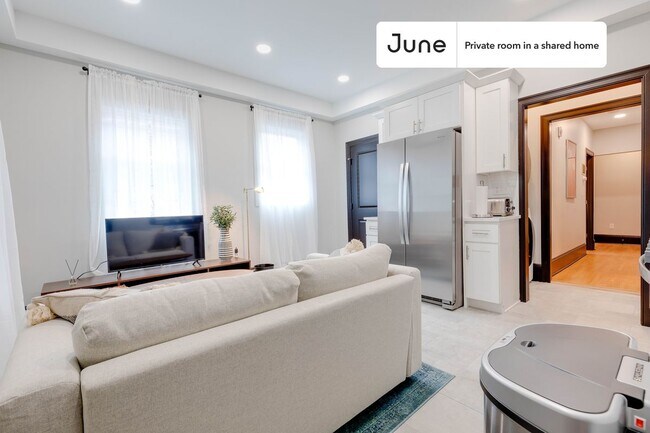 Building Photo - Private bedroom in 3 bed/1 bath Home