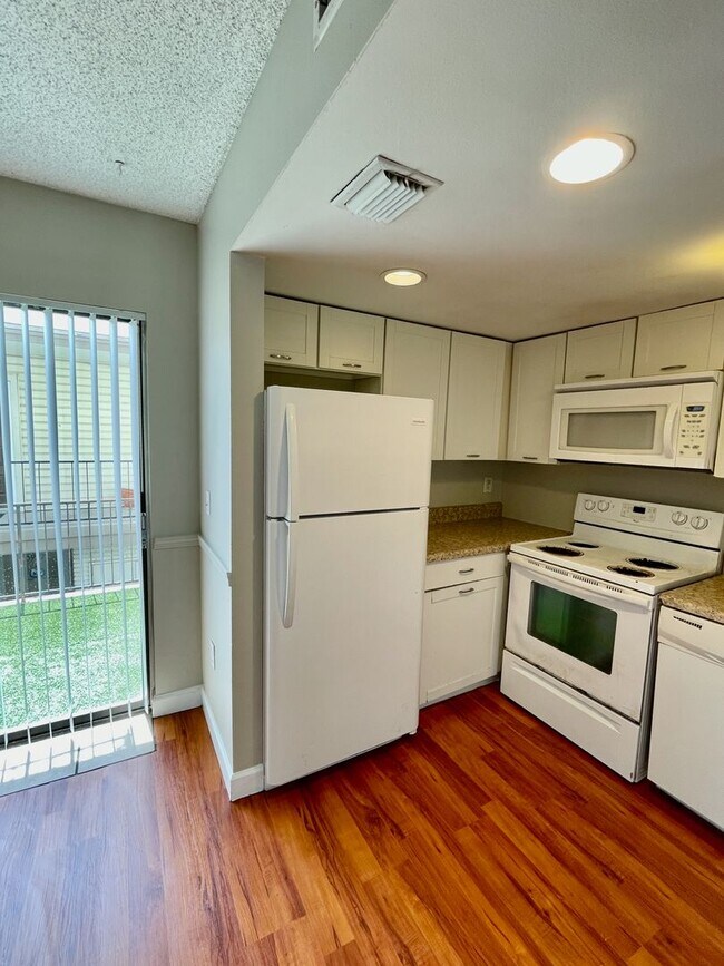 Building Photo - Charming 3-Bedroom, 2.5-Bath Townhome in Village Square Condominiums