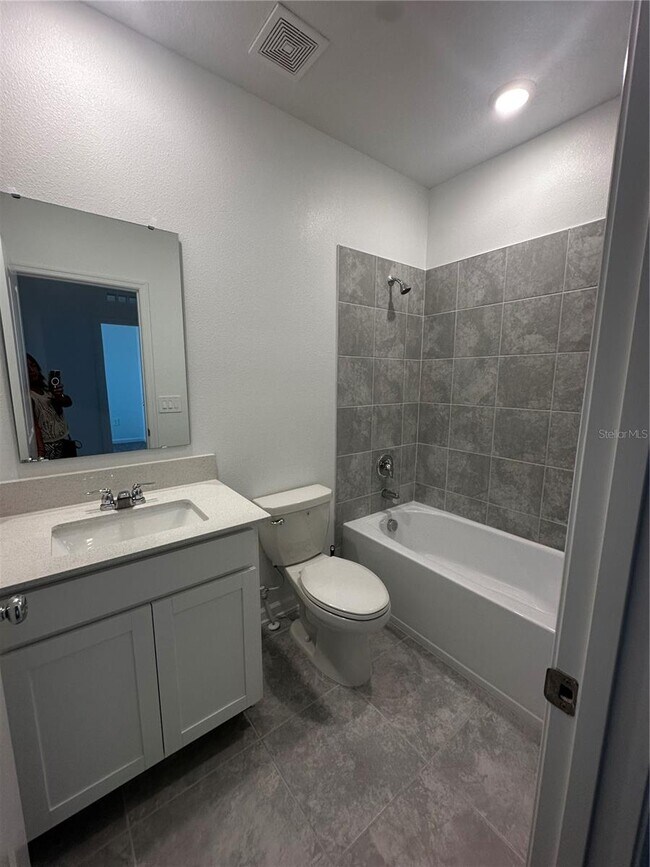 Building Photo - 3063 Chantilly Dr