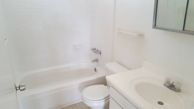 Building Photo - 2 Bedroom / 1 Bath at the Leolua Gardens