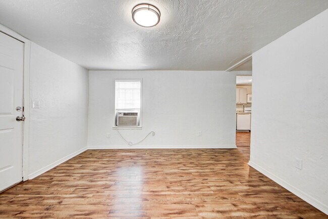 Building Photo - 204 S Stewart Ave