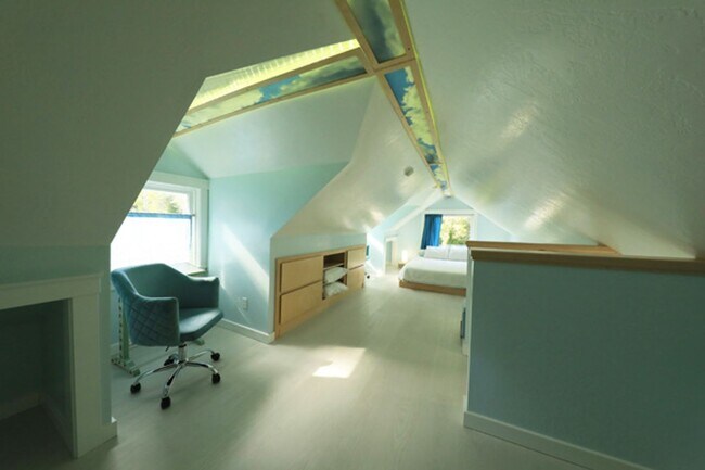 Building Photo - Artsy Studio in Westhaven with Attic Bedroom
